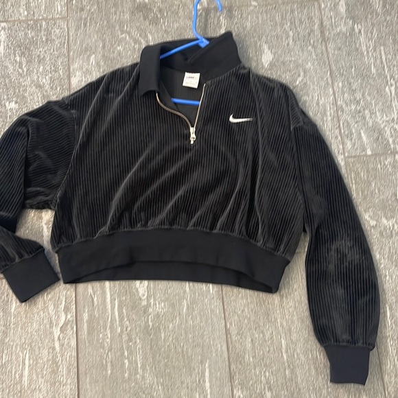 Nike Tops - Nike cropped sweater